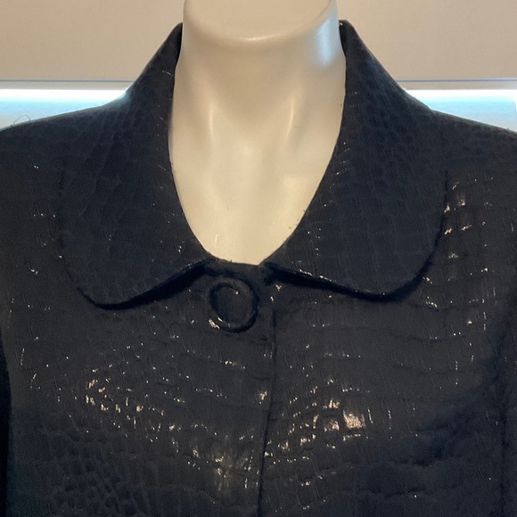 Chic Black Textured Women's Blazer - Picture 2 of 9